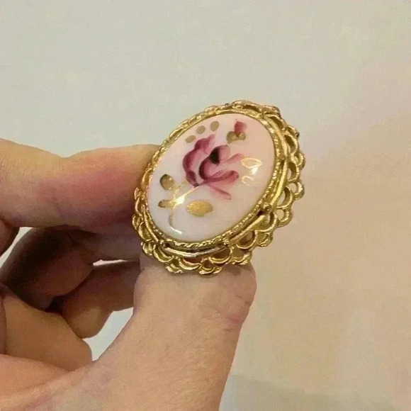 Vintage beautiful painted  floral adjustable goldtone ring - Picture 9 of 9